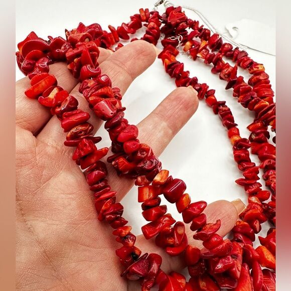 Beautiful three strand coral chip statement necklace with 925 clasp! - Picture 5 of 10